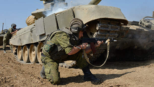 Военнослужащие личного состава танкового батальона отражают условную атаку боевиков. Архивное фото