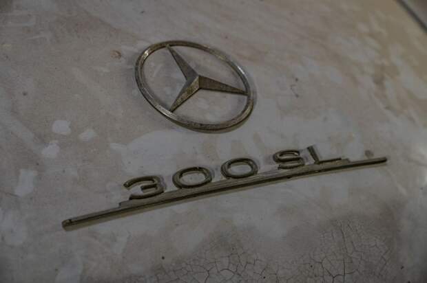 Неповторимый Mercedes-Benz 300SL Gullwing, какой стоял в автогараже 60 лет (8 фото)