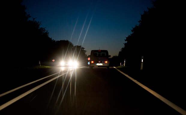 Многие водители попадали в ситуацию, когда свет от оптики встречного автомобиля приводил к кратковременному ослеплению.