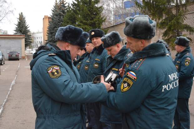 В СЗАО прошёл строевой смотр сотрудников МЧС. Фото: МЧС