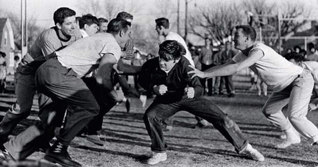 1956 год, Элвис играет в американский футбол.