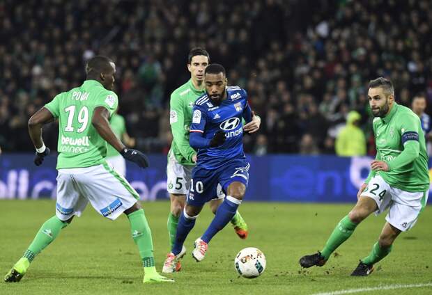 Alexandre Lacazette pris en tenaille dans la défense stéphanoise