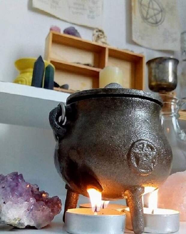 Современная ведьма с котлом и палочкой поделилась, как она 