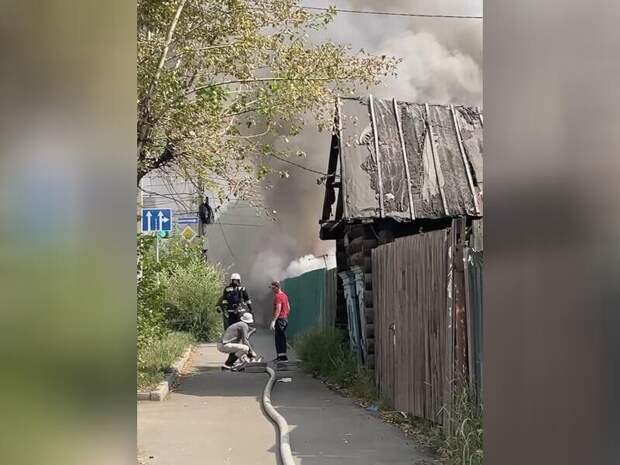 В центре Читы загорелся двухэтажный дом