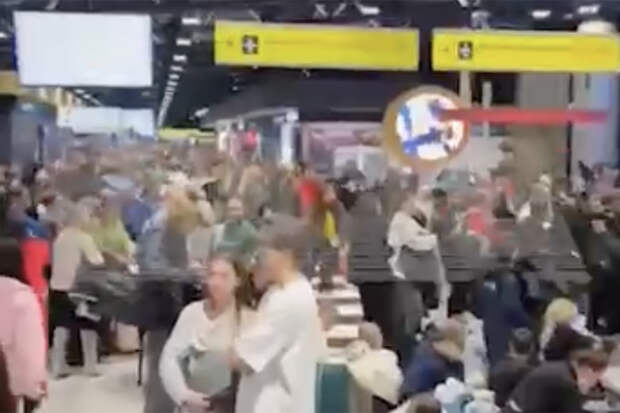 Обстановка в аэропорту Шереметьево на фоне массовой отмены рейсов попала на видео