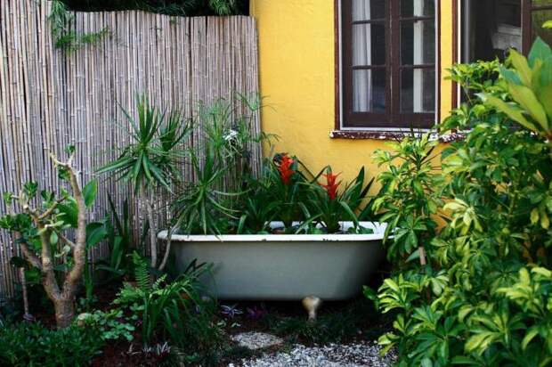 Старая ванна, которую не хочется реставрировать, может обрести новую жизнь в виде необычной грядки для многолетних цветов и растений.