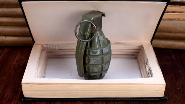 Враг России оказался ближе некуда: Почти 20 лет ненависти записаны в школьных учебниках