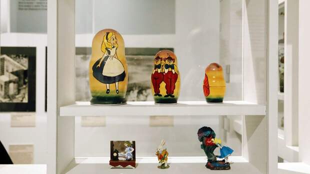 Выставка «Алиса, проснись!»