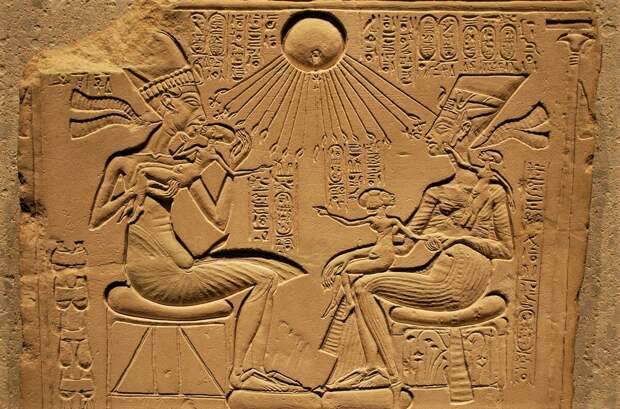 Рельеф, изображающий Эхнатона и Нефертити с тремя их дочерьми под лучами Атона. Середина 14 века до н.э.