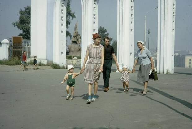 Семья на прогулке в ЦПКиО Иркутска, 1964 