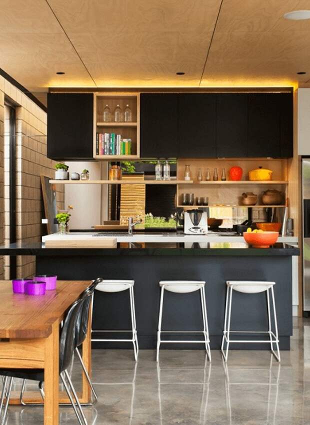Крутое дизайнерское решение украсить кухню в темных тонах с помощью золотого освещения, что добавит красок.