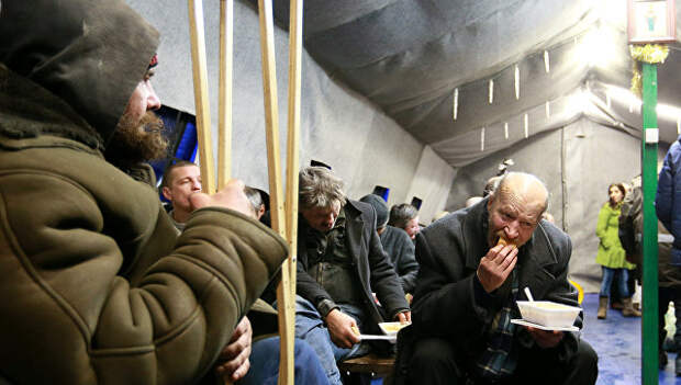 Раздача еды бездомным и людям в трудной жизненной ситуации, организованная православной службой Милосердие