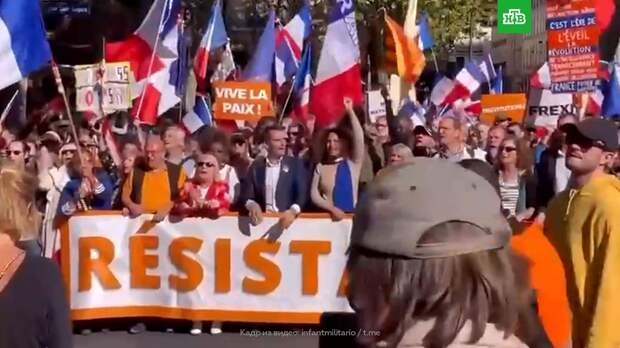 В Париже тысячи демонстрантов потребовали отставки Макрона