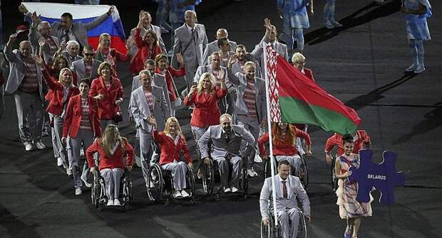 Фомочкин шел в конце колонны белорусских паралимпийцев. Фото: REUTERS 