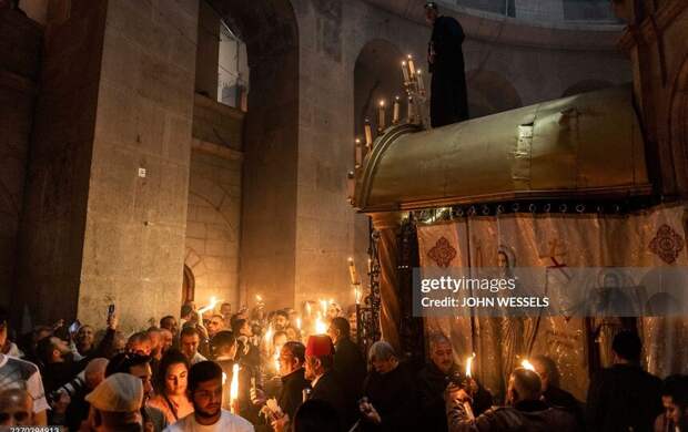 Благодатный огонь сошел в храме Гроба Господня в Иерусалиме