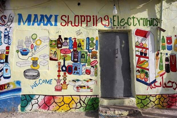 Расписанные вручную стены магазинов в Сомали