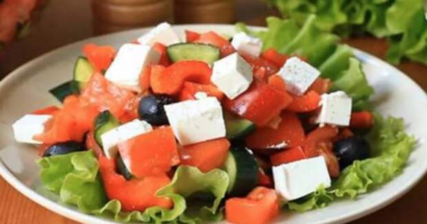 Домашний греческий салат. Его с уверенностью можно кушать на ужин даже на ночь — и не переживать
