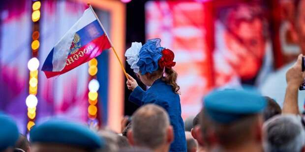 Масштабный флешмоб проходит на Сахарова в честь Дня флага России. Фото mos.ru