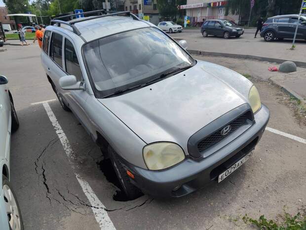Автомобиль провалился на парковке ТЦ «Карусель» на Московском шоссе