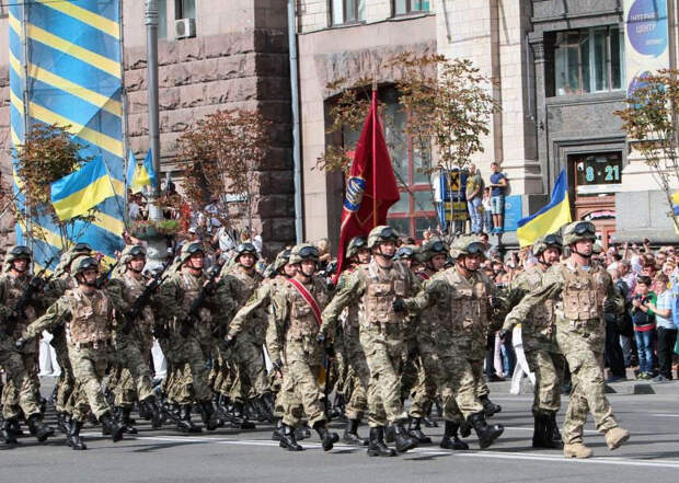 На фоне экономического кризиса Украина широко отмечает 25-ю годовщину независимости
