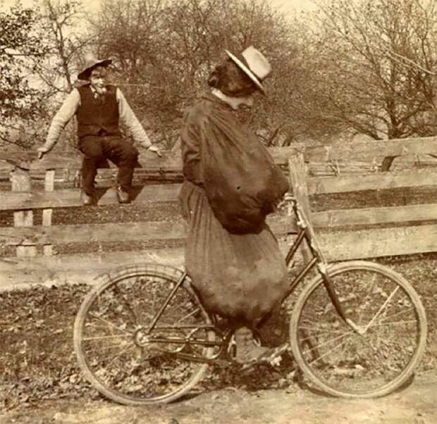 3. Велосипедистка, ок. 1900 г. 20 век, забавные снимки, начало века, ретро фото, ретро фотографии, старые фото, странные фотографии, черно-белые снимки