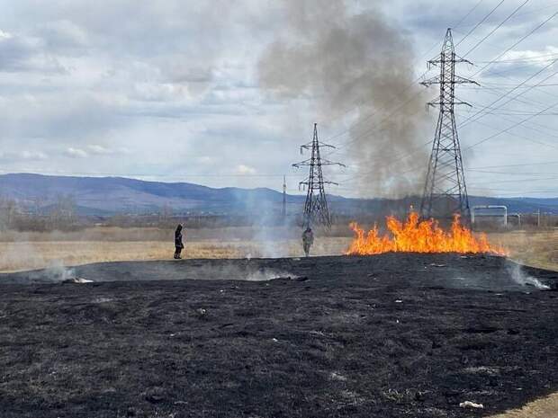 Сухая трава горела в Краснокаменске
