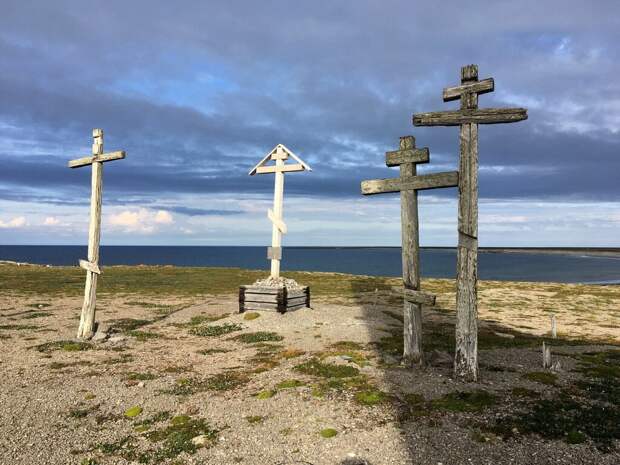 Сохранившиеся старинные поморские кресты на острове Матвееве. В середине – новодел: памятный крест МАКЭ, установленный в 2014 году. Фото Ивана Мизин
