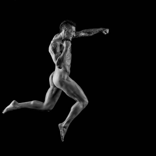 Фотограф снимает обнаженные портреты спортсменов, чтобы показать красоту и силу человеческого тела в мире, красота, люди, спорт, спортсмены, тело, фотограф