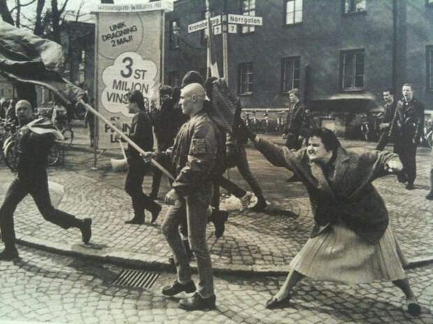 Шведка (по-видимому, пережившая концлагерь) бьет сумкой неонациста история, события, фото