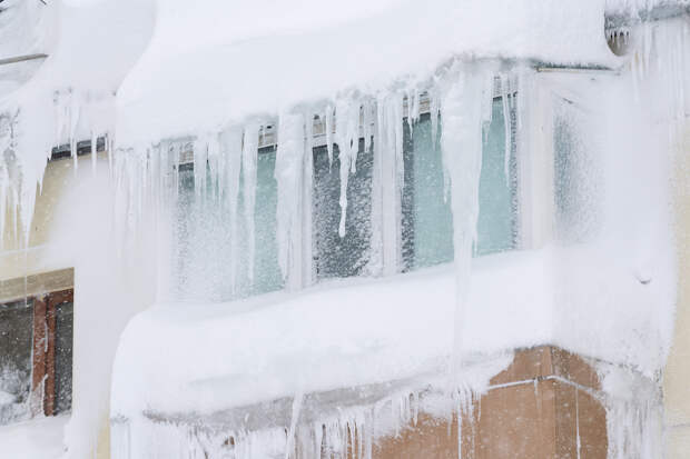 Жители российского города пожаловались на огромную сосульку с двухэтажный дом