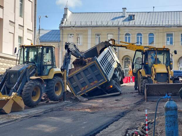 На улице Козлова в Смоленске грузовик провалился в яму