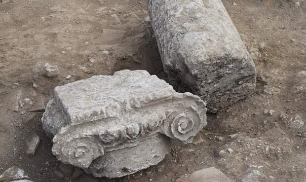 Остатки античных колонн городского храма Тенеи.