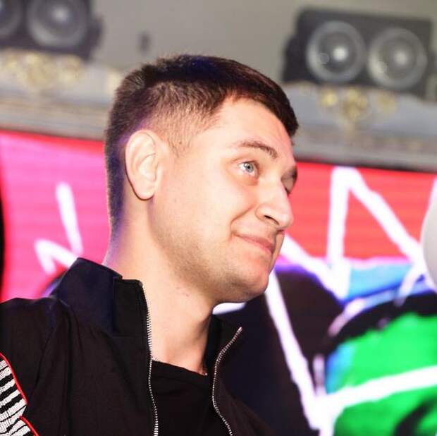 Экс-возлюбленный Бузовой случайно показал спящую за его спиной девушку