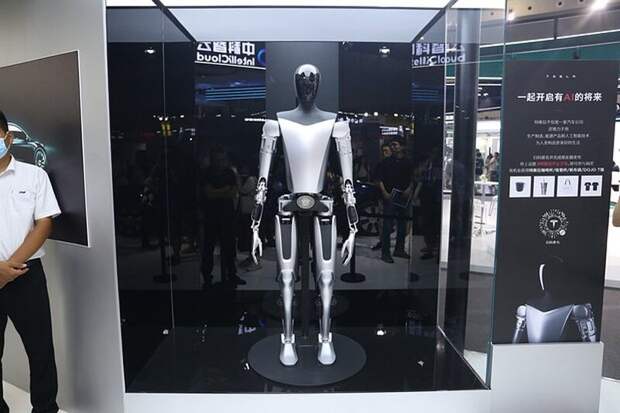 Тесла планирует начать продажи робота Optimus в конце 2025 года