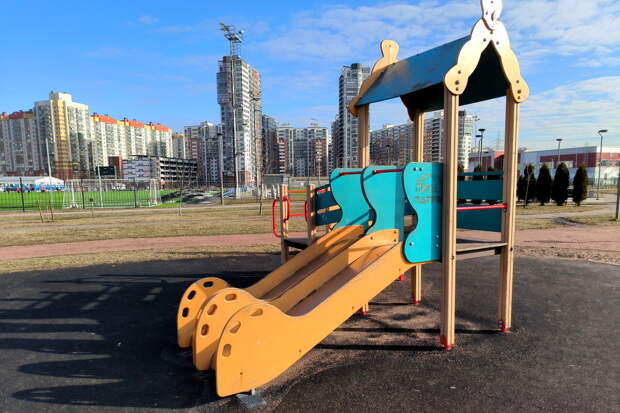 С детской площадки — в больницу на скорой: в Челябинске с игрового комплекса упал ребенок