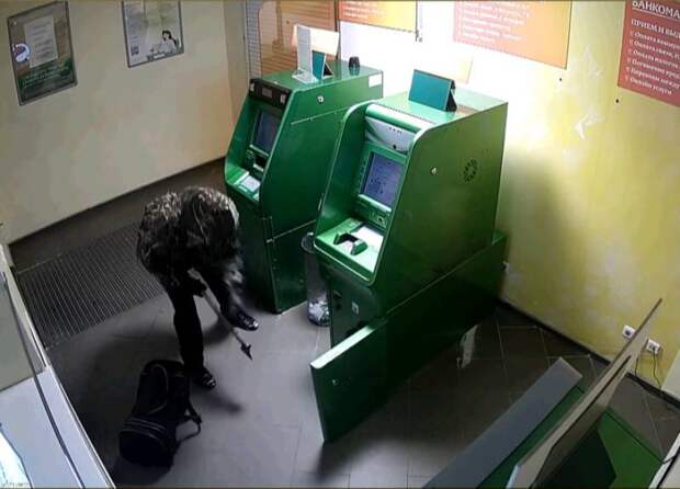 Несостоявшегося взломщика банкомата взяли за бутылкой краденого алкоголя