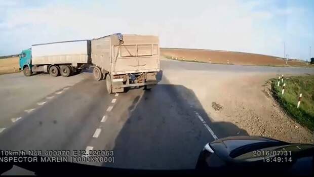 Реакция обочечника который попал в дтп просто бесценна))) видео, дтп, мгновенная кара, обочечник, самонаказание