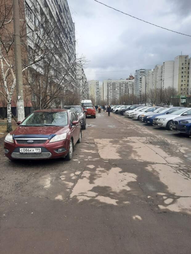 Во дворе на Тарханской устранили подтопление — Жилищник