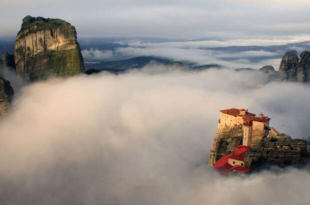 Монастырь Русану возвышается над долиной, заполненной туманом