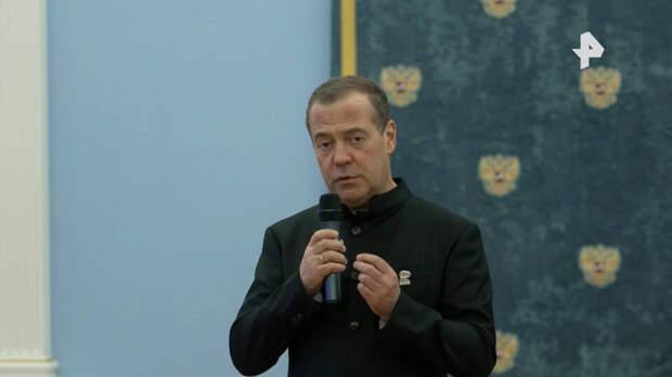 Медведев о программе ЕР: мы должны показать, во имя чего развиваем Россию