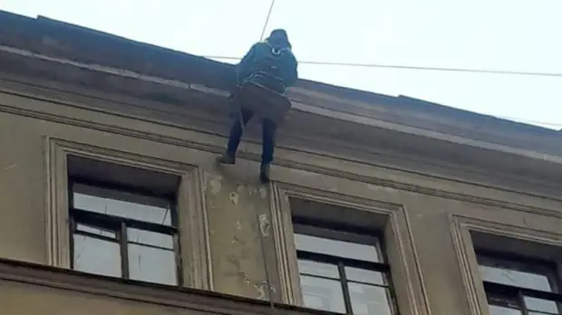 Большой кусок штукатурки свалился с фасада дома на Разъезжей улице