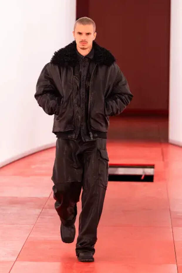 Ромео Бекхэм на показе H&M осень-зима — 2025