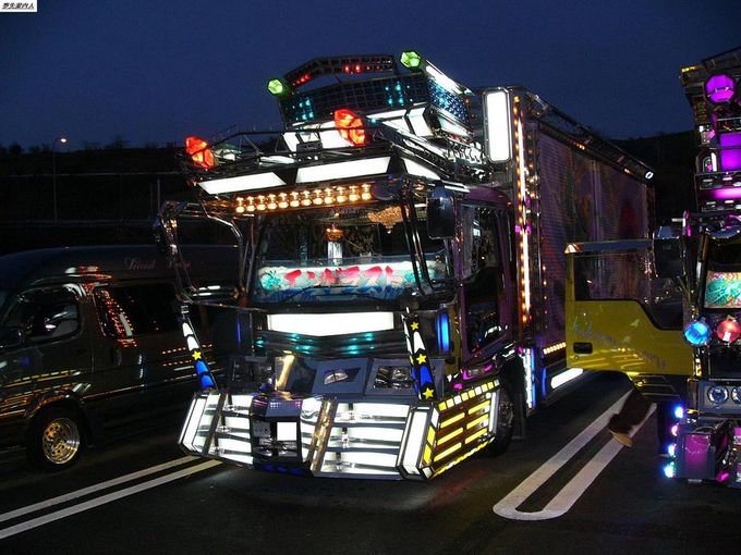 Нарядные японские грузовики Dekotora (Decotora)