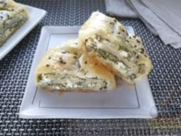 Фото к рецепту: Штрудель со шпинатом и сыром фета, из слоёного теста
