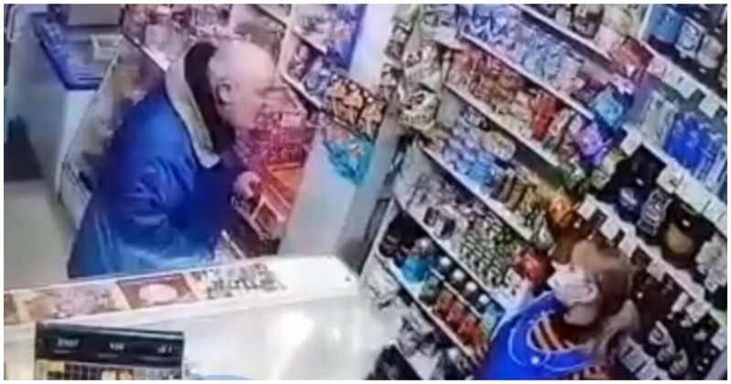 Агрессивный мужчина разгромил прикассовую зону магазина из-за просьбы надеть маску
