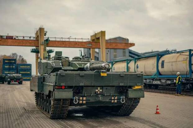 Канадские танки Leopard 2A4MCAN прибыли в Латвию