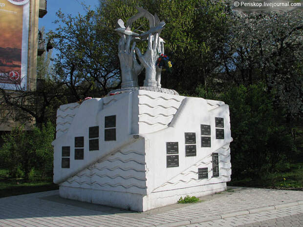 Памятник подводникам, погибшим в мирное время у памятника Маринеско