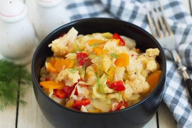 Овощное рагу с цветной и белокочанной капустой Овощное рагу с цветной и белокочанной капустой