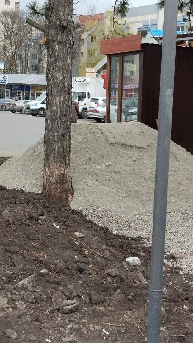 На территории привокзальной пл.продолжаются работы, по незаконной установке павильонов.