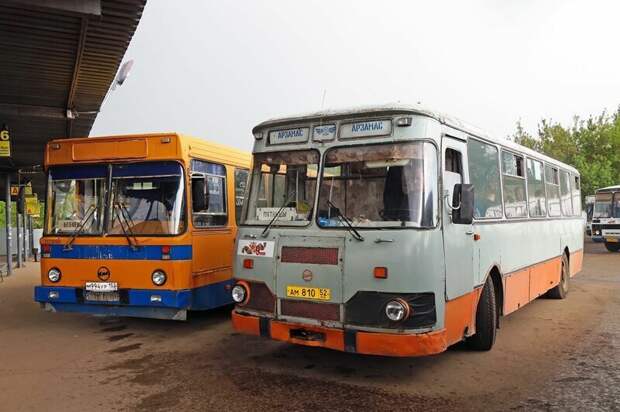 Встреча двух поколений: классический 677 и экс-школьный 5256, переданный из Мосгортранса Арзамас, ЛиАЗ 677, автобус, автомир, лиаз, общественный транспорт, ретро техника